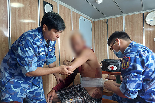 Cứu kịp thời ngư dân bị bỏng nặng trên biển
