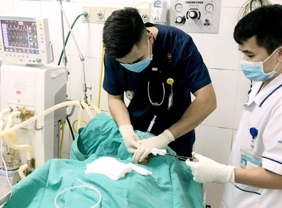 Sau cơn say, người đàn ông nôn ra cả bát máu