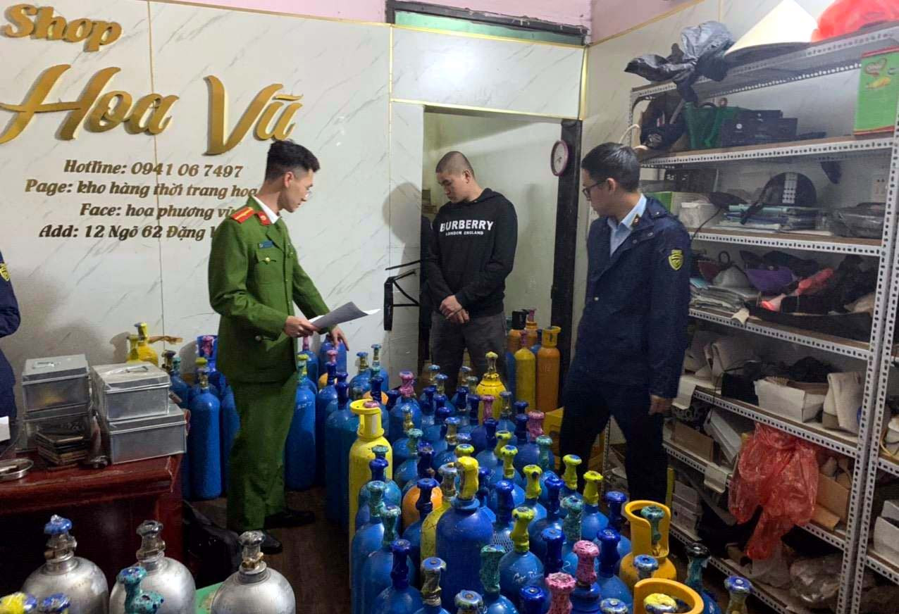 Cất giấu 187 bình khí cười tại shop thời trang ở Hà Nội