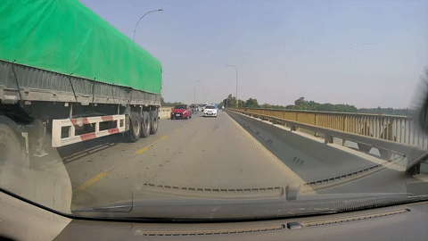 Thanh Hoá: Đua nhau vượt trên cầu, hai ô tô suýt đối đầu xe ngược chiều