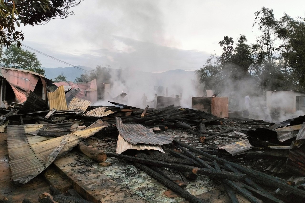 Đốt củi sưởi ấm, 5 nhà dân cháy rụi trong đêm