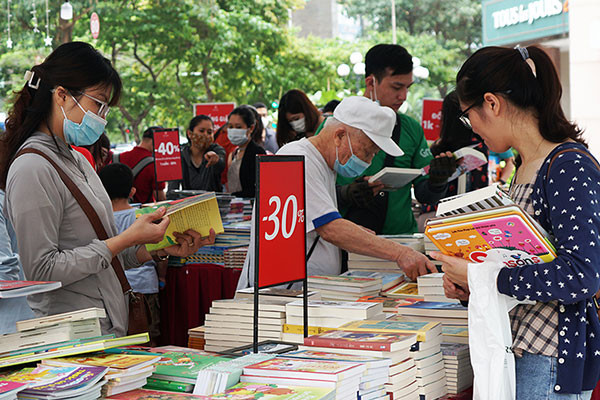 Tham gia hội sách xuân cho con học vạn điều hay