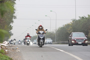 Bất chấp nguy hiểm, loạt xe máy vẫn đi vào cao tốc Đại lộ Thăng Long