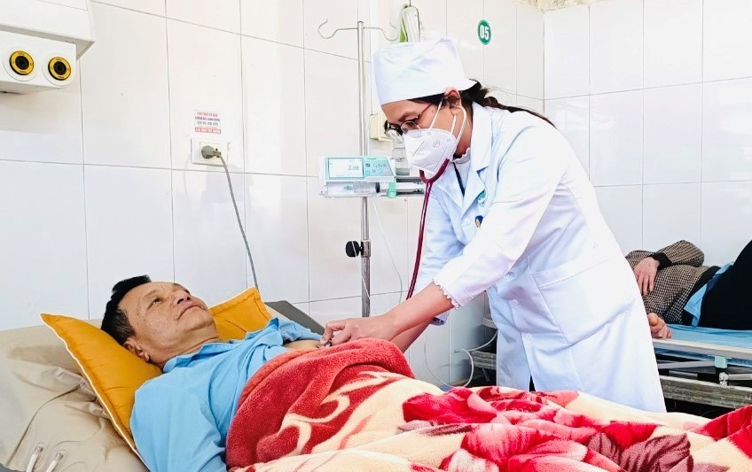 Đang khỏe mạnh bỗng đau ngực dữ dội, người đàn ông ngừng tim 5 lần