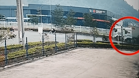 Bắc Giang: Đang đi phanh gấp, đầu xe container bị bó thép xuyên thủng