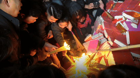 Lễ hội đốt cả núi vàng mã 'lấy đỏ' cầu may ở Hà Nội