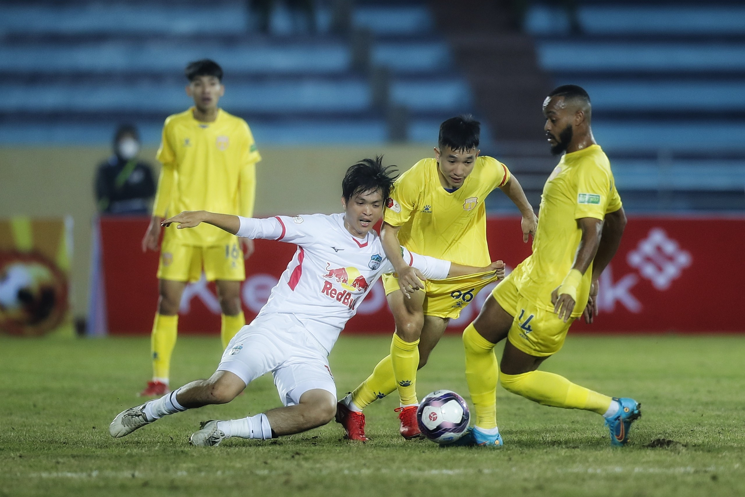 VPF chơi đẹp, HAGL vẫn dự V-League 2023