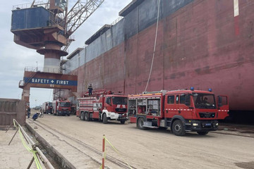 Tàu neo đậu để sửa chữa phát nổ ở Quảng Ninh, 8 công nhân bị bỏng