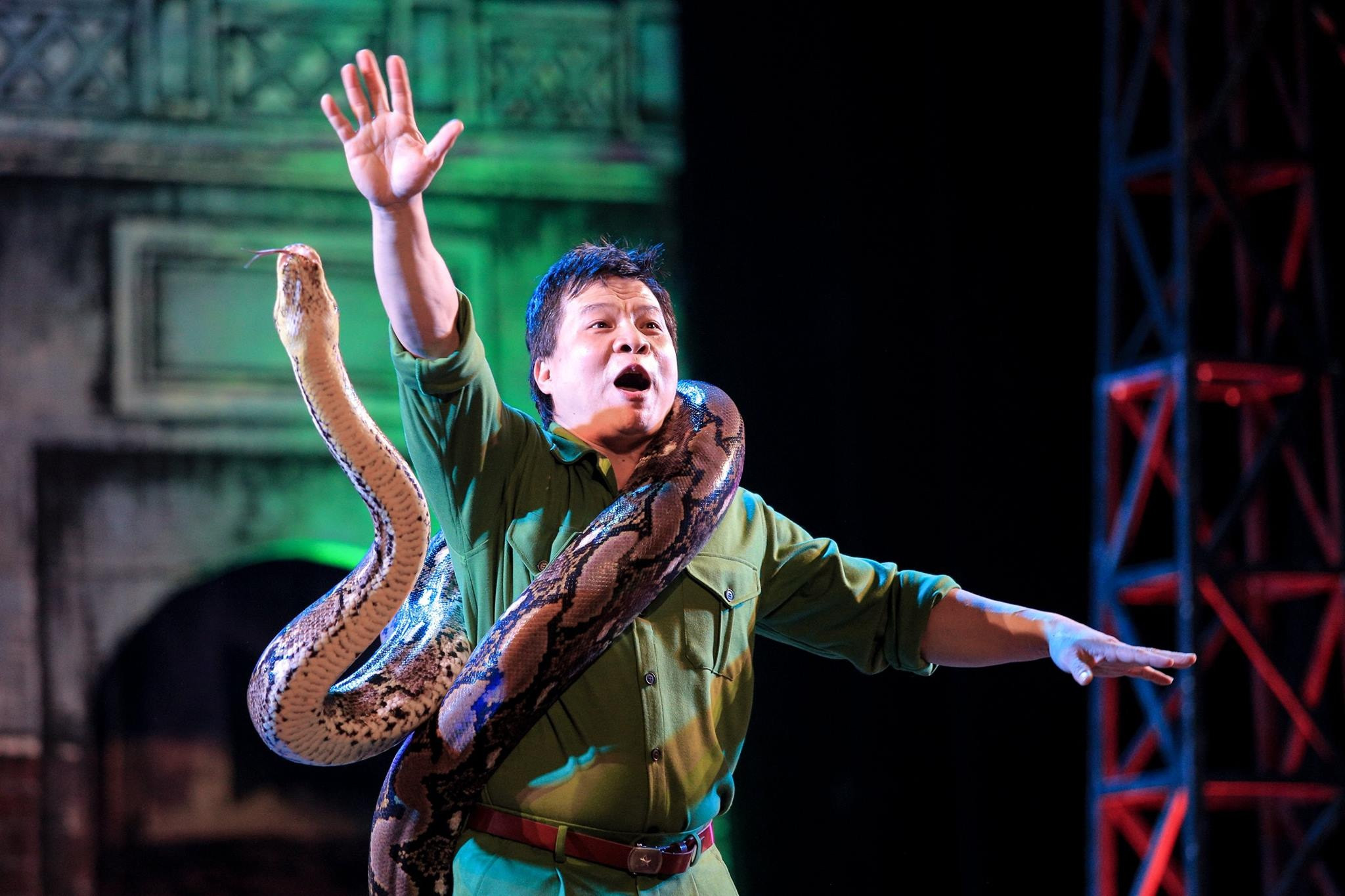 Ông vua xiếc Việt kể chuyện ăn ngủ cùng trăn khổng lồ - 6