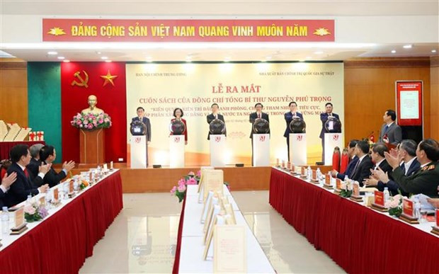 Party chief’s book on fight against corruption and negative phenomena released hinh anh 1