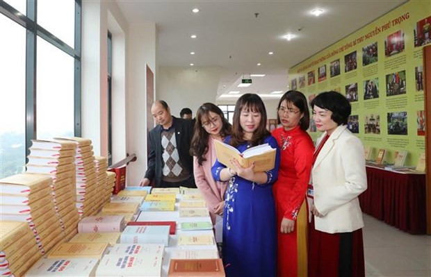 Party chief’s book on fight against corruption and negative phenomena released hinh anh 2