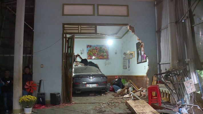 Giáo viên lao ô tô vào nhà dân khiến 1 người tử vong tạm thời xin nghỉ dạy