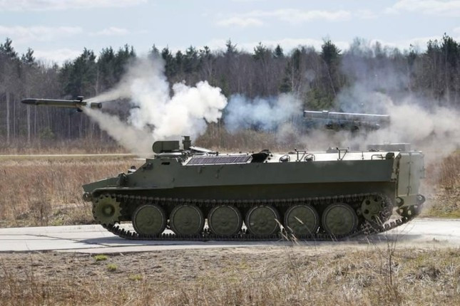 Tổ hợp Shturm-S của Nga khai hỏa ‘xé toạc’ xe bọc thép chở quân của Ukraine