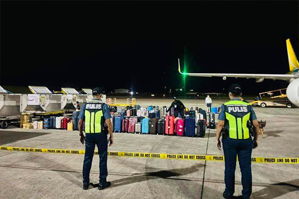 'Chơi dại' nói đánh bom, nữ hành khách bị cảnh sát áp giải khỏi chuyến bay