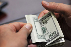 Giá USD ngân hàng giảm, USD tự do bật tăng