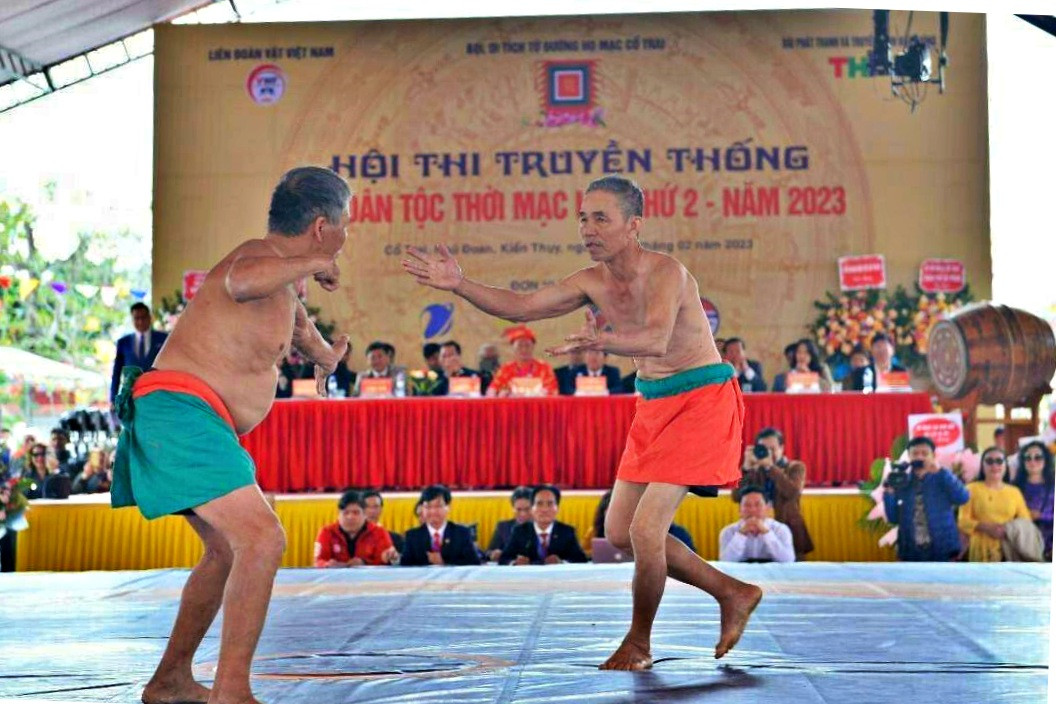 Xem 2 cụ ông 80 tuổi ở Hải Phòng đấu vật khoẻ như thanh niên