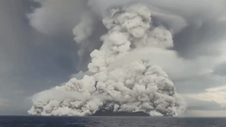 Sau động đất sóng thần, Tonga chìm trong tro bụi, một hòn đảo biến mất