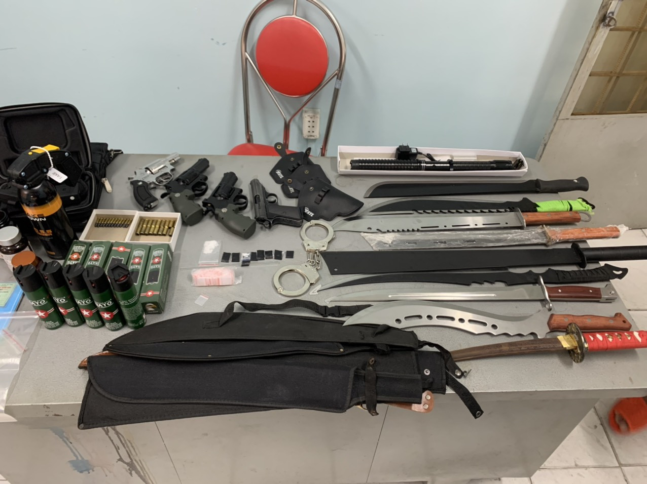 Thanh niên ở Bình Dương tàng trữ nhiều súng trong phòng trọ