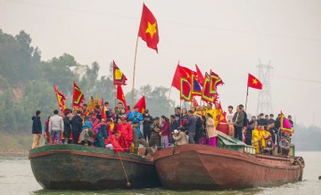 9 thuyền lớn nhỏ chở hàng trăm người đi rước nước trên sông Lam