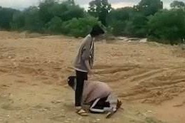 Nữ sinh ở Quảng Bình bị bạn bắt quỳ, bò qua hai chân