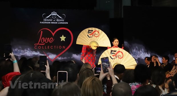 Ao dai designs draw attention at fashion week in London hinh anh 1