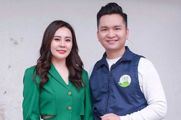 Hoa hậu Phan Kim Oanh giản dị xuất hiện cùng MC Hạnh Phúc