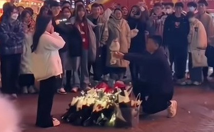Chàng trai quỳ gối cầu hôn bạn gái giữa đường, không ngờ nhận kết đắng