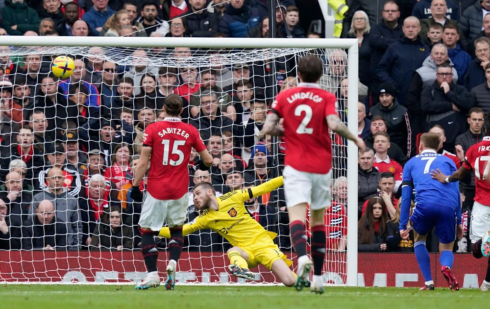 De Gea cứu thua khó tin, sánh ngang huyền thoại Peter Schmeichel