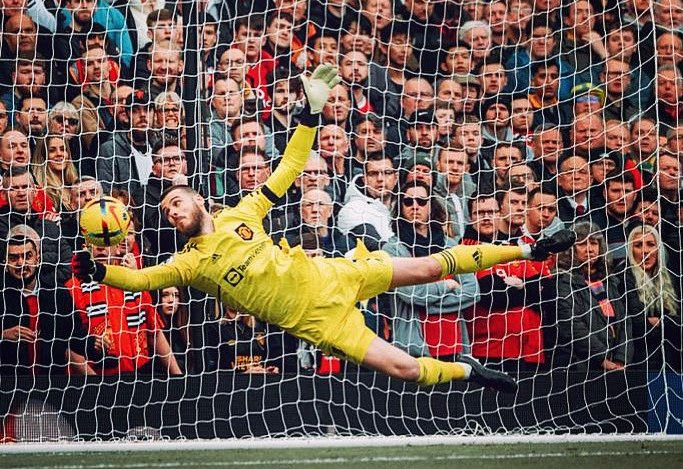 De Gea cứu thua khó tin, sánh ngang huyền thoại Peter Schmeichel