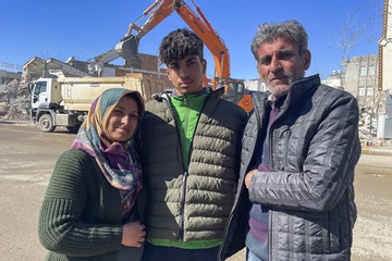 Video tự ghi khoảnh khắc sinh tử của cậu thiếu niên bị vùi trong động đất Thổ Nhĩ Kỳ