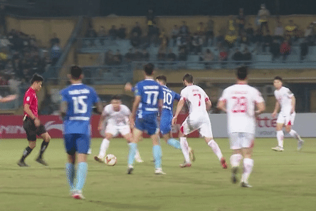 Va chạm với cầu thủ trong trận Viettel - Nam Định, trọng tài FIFA dính chấn thương