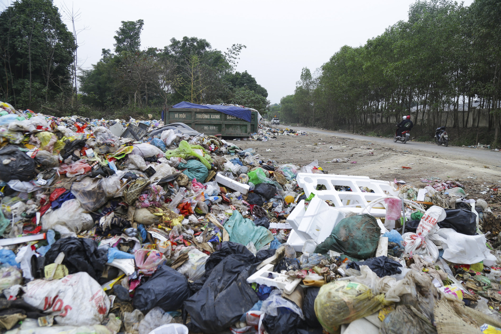 Hanoi: Many areas flooded with garbage