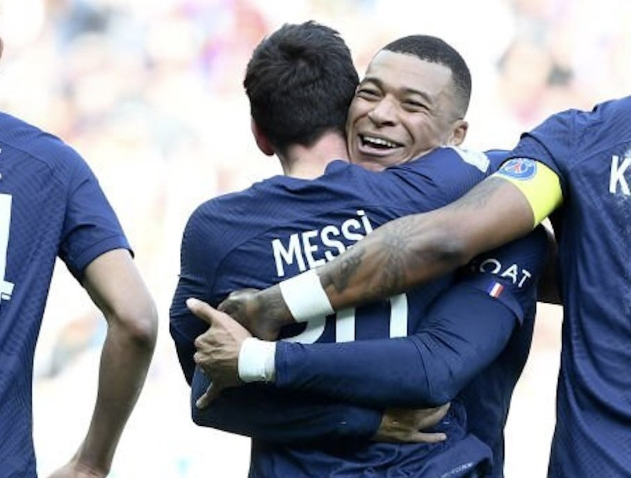 Mbappe liên tục ôm, nhấc bổng Messi ăn mừng siêu phẩm