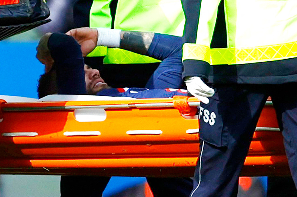Neymar khóc rời sân vì dính chấn thương nặng