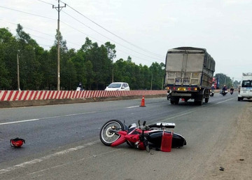 Hai vợ chồng đi xe máy tử vong sau va chạm với xe tải