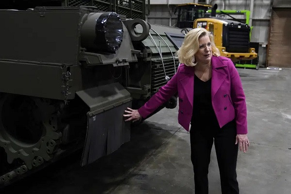Bên trong nhà máy xe tăng Mỹ đóng vai trò lớn trong việc hỗ trợ Ukraine