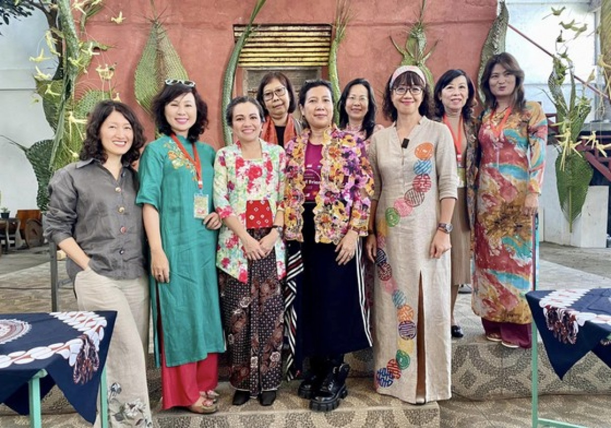 10 vn female artists partake in journey of friendships exhibition picture 2