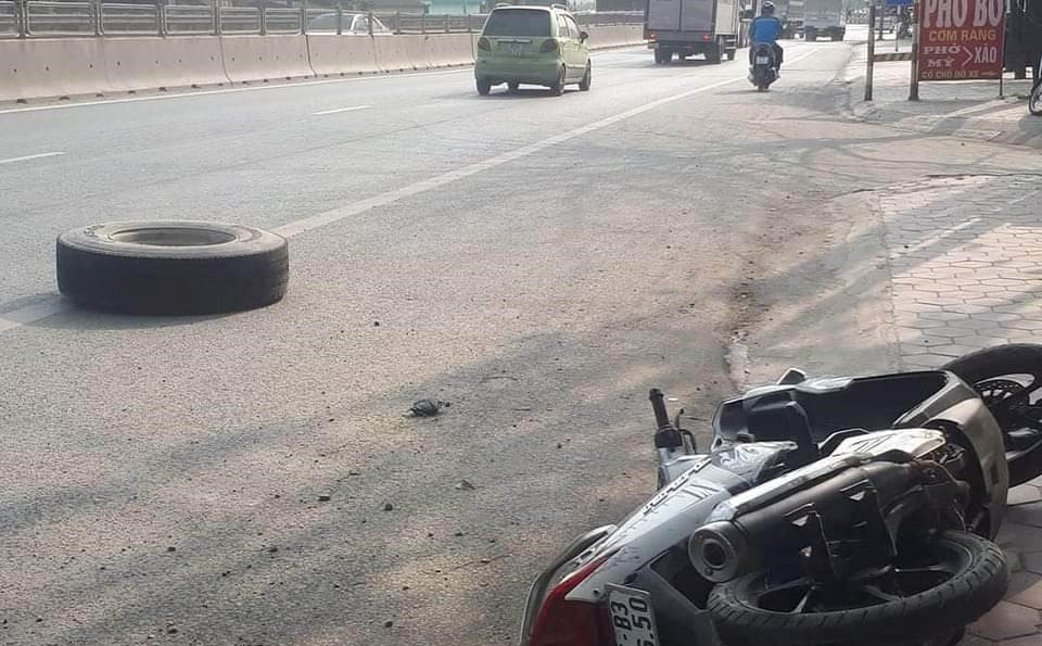 Xe container văng lốp khiến người đi xe máy ở Ninh Bình tử vong