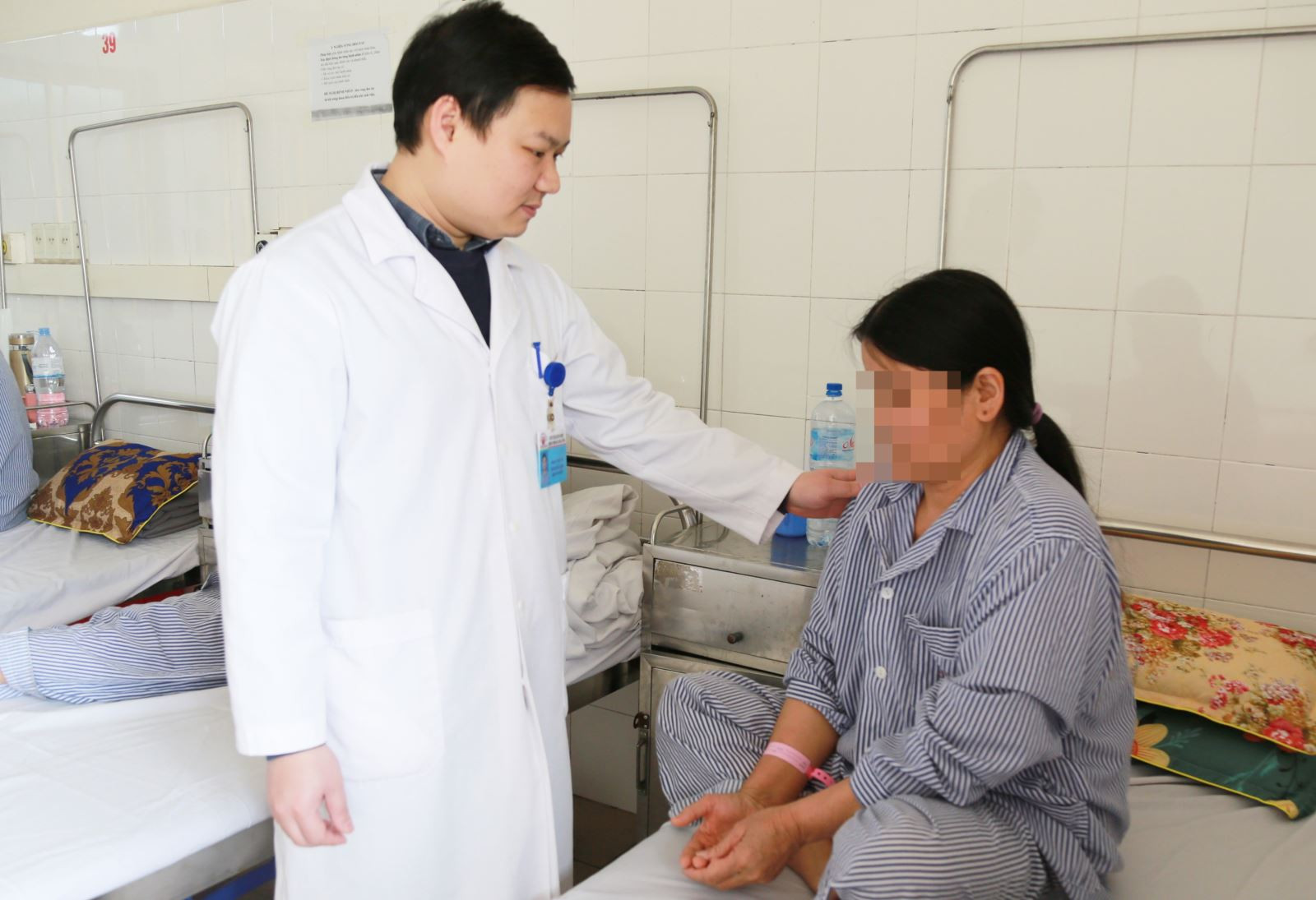 Căn bệnh khiến người phụ nữ có ngực to gấp chục lần bình thường