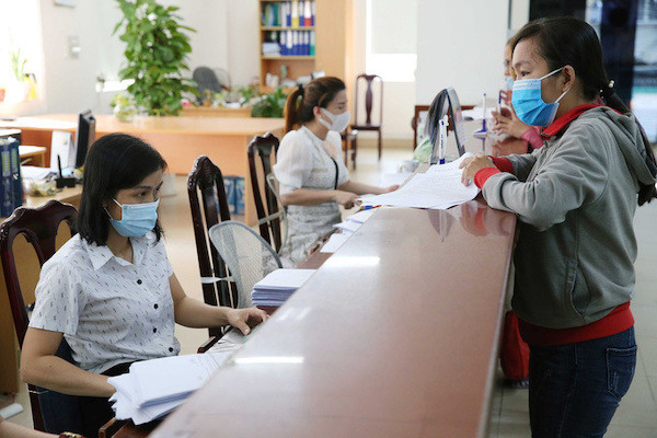 Đi ‘năm lần bảy lượt’ mà họ không nhận hồ sơ