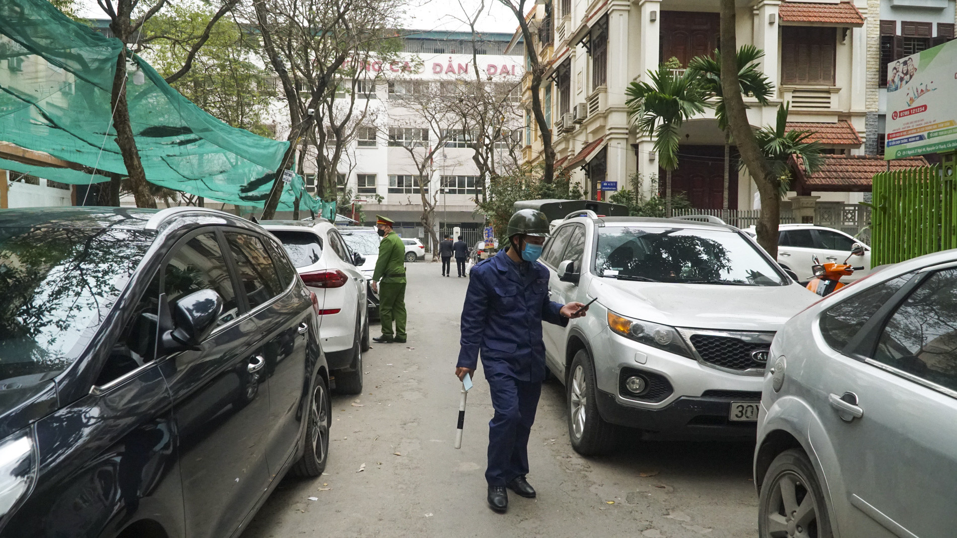 Hàng loạt ô tô đỗ lấn chiếm lòng đường ở Hà Nội bị xử lý