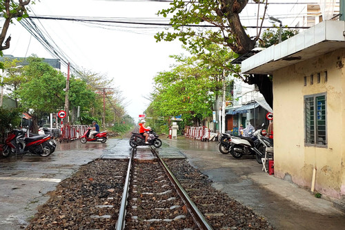 Nữ nhân viên gác chắn tàu ở Đà Nẵng kể phút bị nhóm người hành hung