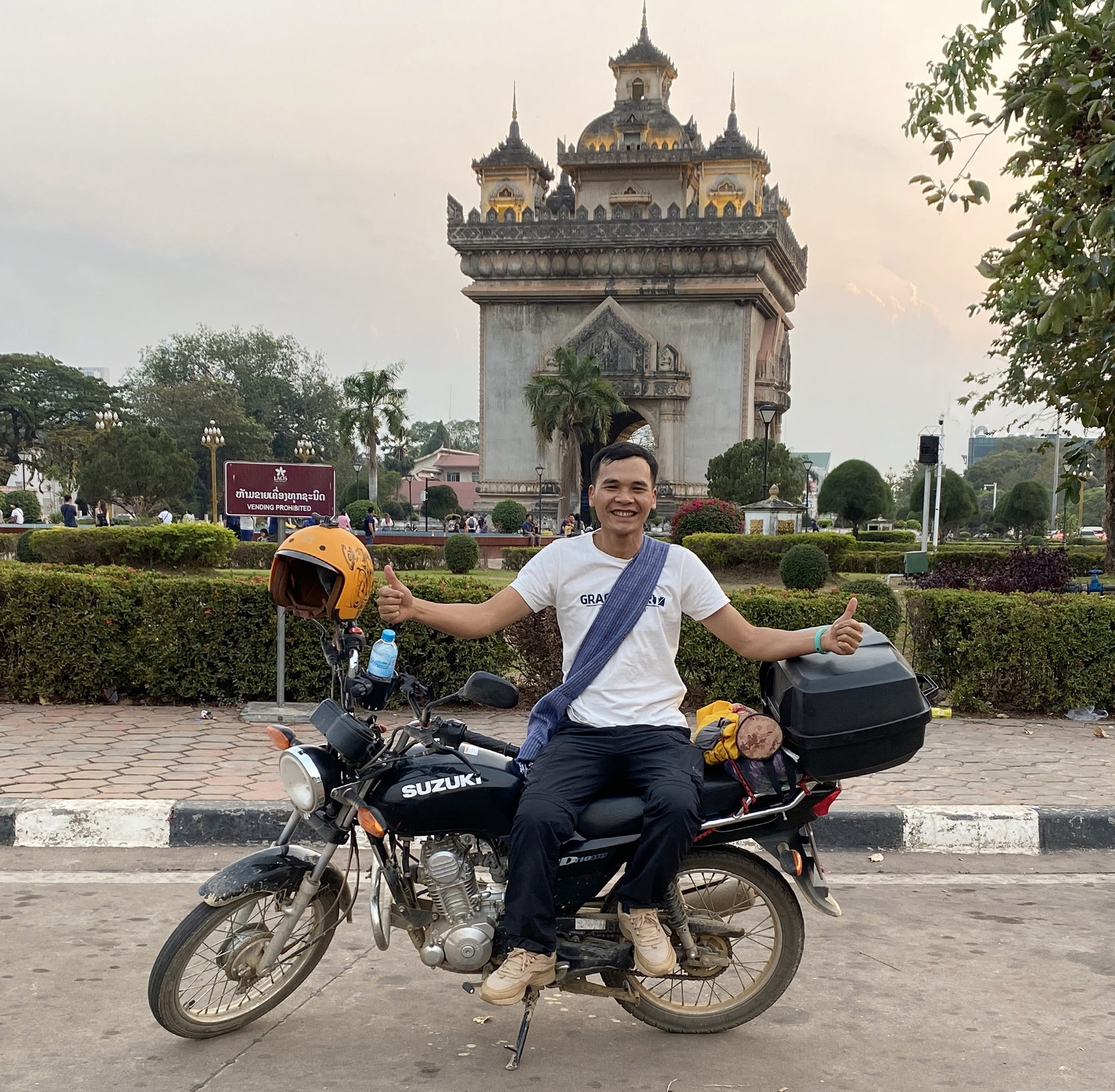 Chàng trai Hà Nội 'phượt' xe máy, một mình khám phá Lào hơn một tuần