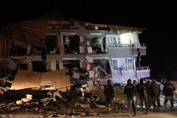 Hình ảnh cứu người đàn ông Thổ Nhĩ Kỳ kẹt dưới đống đổ nát trong trận động đất tối 20/2