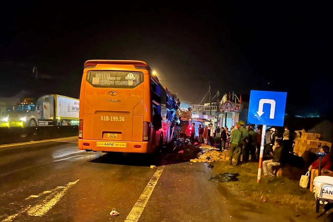 Three dead, 13 injured in Quang Nam coach accident