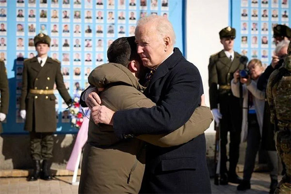 Ông Biden bất ngờ đến thăm Kiev, đi dạo cùng Tổng thống Ukraine