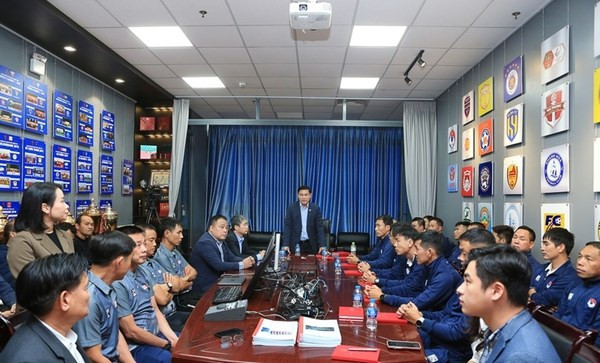 V.League referees receive VAR technology training hinh anh 1