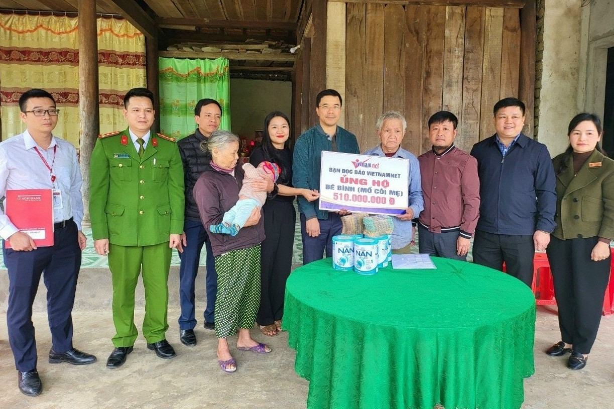 Báo VietNamNet trao sổ tiết kiệm 500 triệu đồng cho bé trai mồ côi mẹ ở Hà Tĩnh