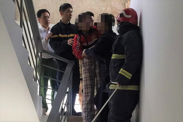 Cảnh sát giải cứu bé gái định nhảy từ tầng 15 chung cư xuống đất