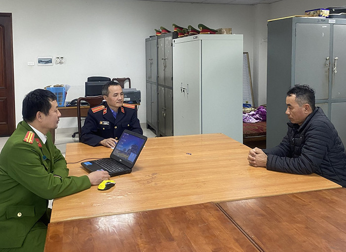 Mẹ cho con gái uống thuốc ngủ rồi gọi người tình đến xâm hại